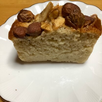 我が家もシリコンのパウンドケーキ型愛用してます。
トップにナッツを載せて焼いてみました。
美味しかったです。